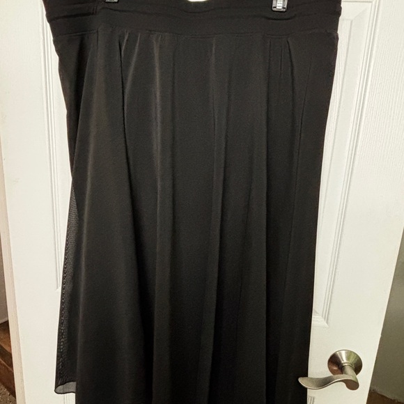 Halara Skirt w/ Shorts (Built-In) - Picture 4 of 6